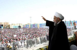 روحانی در جمع مردم قم